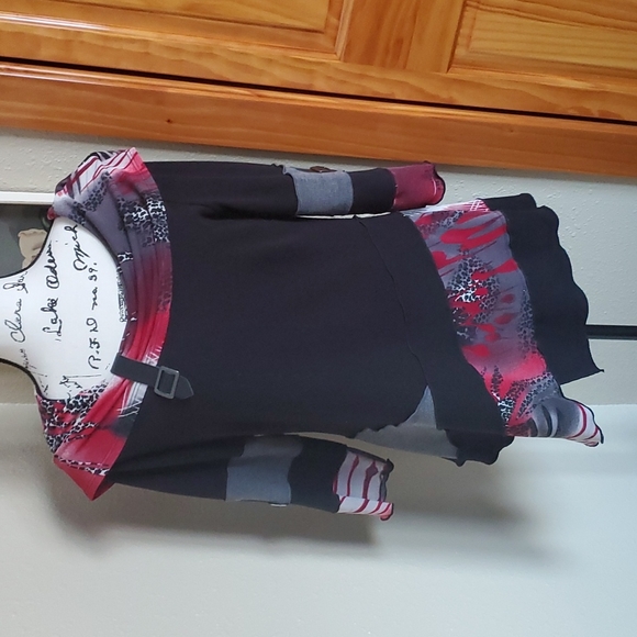Animal Print Boutique Tunic Top Black Red Size SMALL - Picture 1 of 10